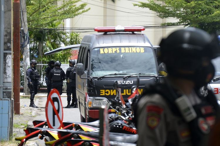 Petugas kepolisian berjaga di lokasi dugaan bom bunuh diri di depan Gereja Katolik Katedral, Makassar, Sulawesi Selatan, Minggu (28/3/2021). ANTARA FOTO/Abriawan Abhe/foc.