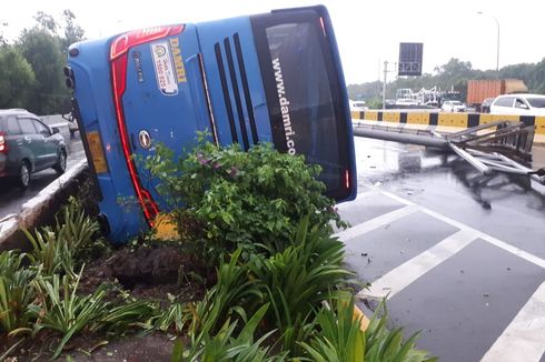 Bus Damri Terbalik di Tol Arah Bandara Soekarno-Hatta