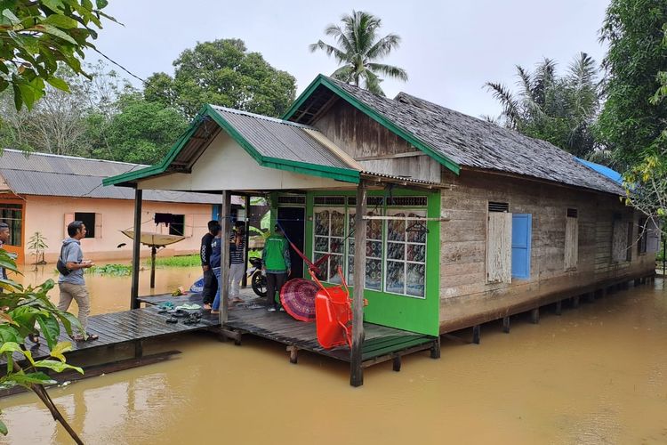 Pemkab Tanbu berhasil mengatasi persoalan dampak banjir melalui program peninggian tiang rumah warga di sekitar Daerah Aliran Sungai (DAS) selama 2022-2023.