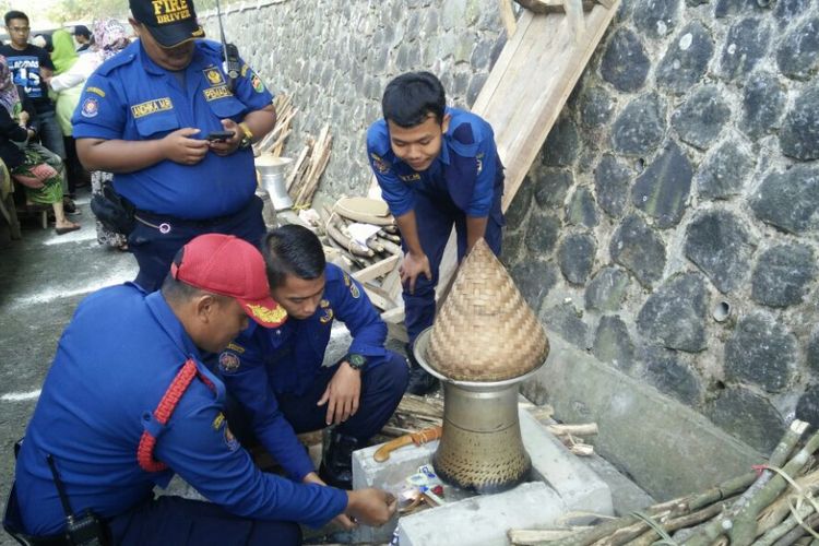 Aparatur sipil negara Kabupaten Purwakarta mengikuti lomba ngejo atau menanak nasi secara tradisional, Kamis (24/8/2017)