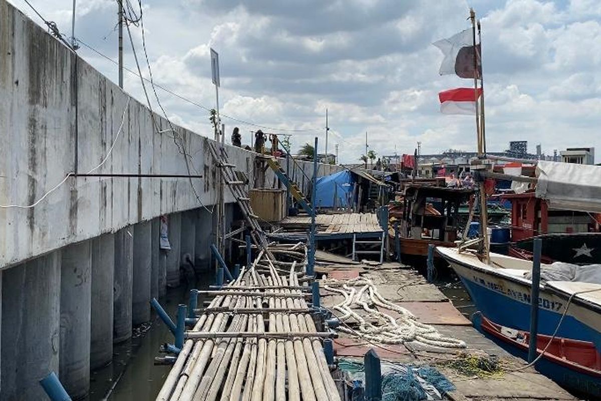 Tanggul pantai di Kalibaru, Jakarta Utara selesai dibangun untuk membatasi laut dengan daratan. Tanggul pantai Kalibaru dibangun sepanjang 3,2 kilometer di pesisir utara Jakarta. 