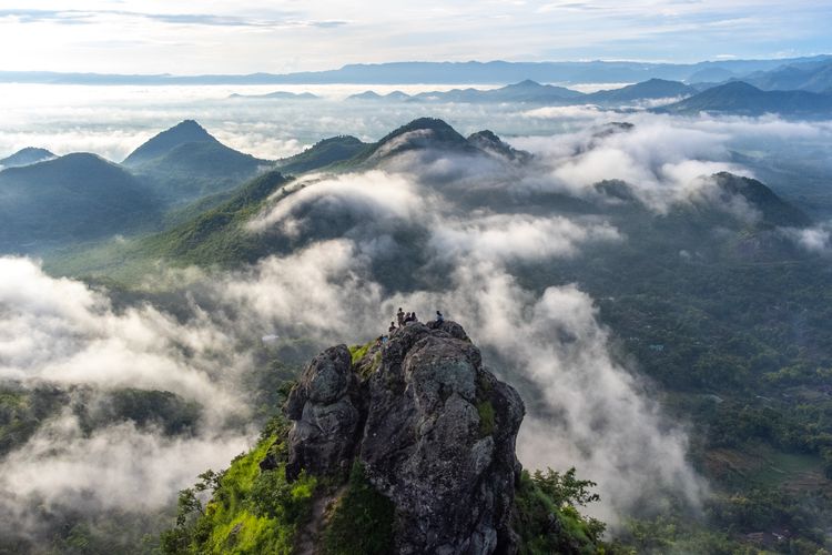 Bukit Cumbri yang Berselimut Kabut di Kecamatan Purwantoro, Wonogiri.