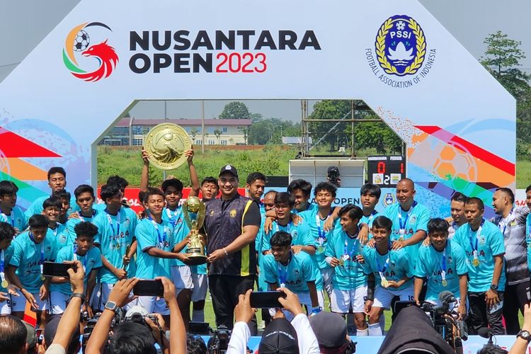 Menpora, Dito Ariotedjo memberikan seremoni penyerahan trofi Prabowo Subianto kepada tim Persib Bandung U17 yang juara dalam Nusantara Open 2023, Kamis (21/12/2023). 