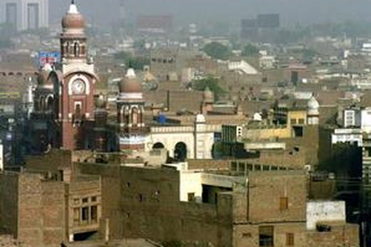 Panas menyelubungi seluruh Multan. 