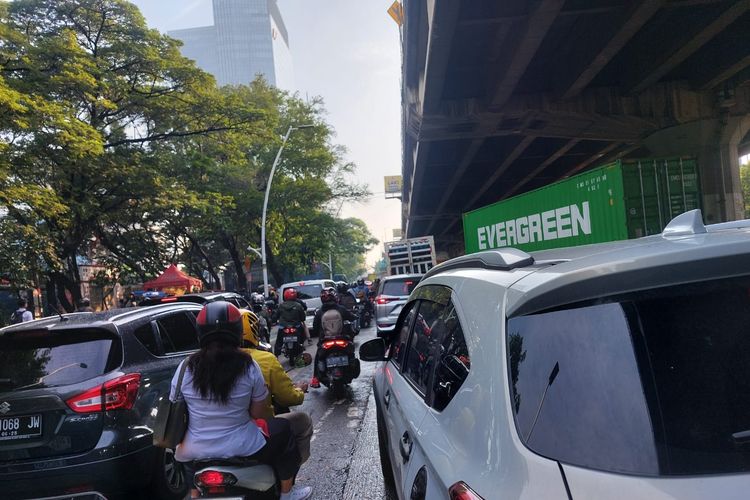 Kondisi lalu lintar dari Jalan Yos Sudarso menuju ke Jalan Raya Pelabuhan Tanjung Priok kembali macet total. Rabu (15/5/2024).