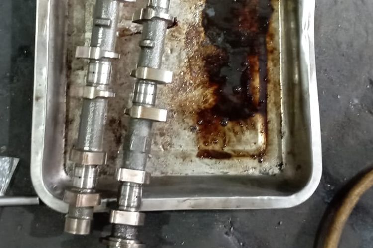 Camshaft merupakan komponen untuk mengatur lama pembukaan katup masuk dan keluar di mesin