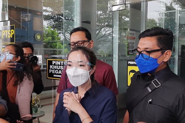 Gisella Anastasia mendatangi Kejaksaan Negeri Jakarta Selatan untuk meminta izin tak menghadiri panggilan pemeriksaan atas kasus penyebaran video syurnya.
