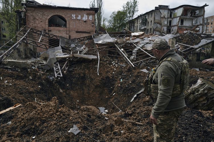 Seorang tentara Ukraina memeriksa lubang di Avdiivka, di wilayah Donetsk, Ukraina, Jumat, 28 April 2023.