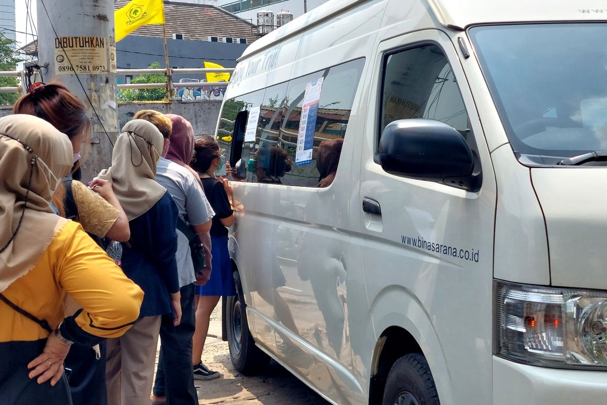 Gerai penukaran uang baru berupa mobil keliling, hadir di Pasar Slipi, Palmerah, Jakarta Barat, pada Kamis (25/8/2022). 