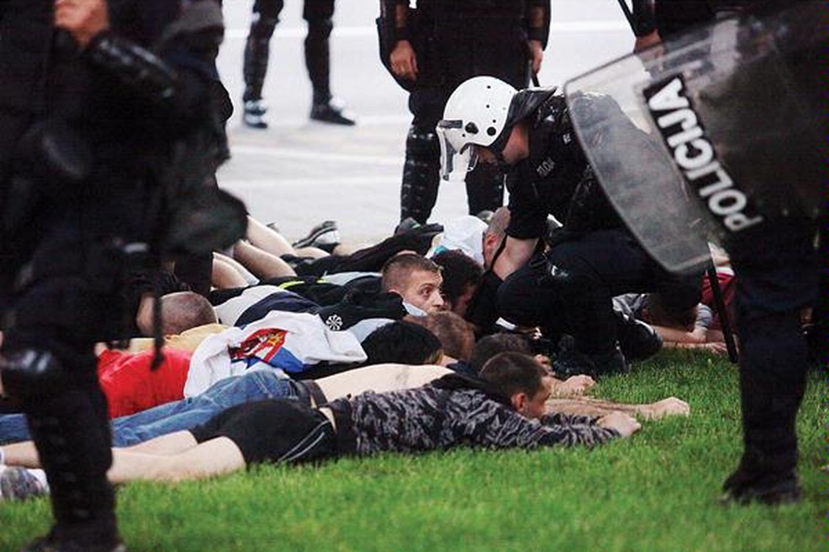 Polisi Serbia menahan pendukung Jenderal Ratko Mladic di Belgrade, Serbia, Kamis (26/5). Para pendukung Mladic berunjuk rasa menentang penangkapan penjahat perang paling dicari di Eropa itu, yang  ditangkap polisi Serbia  di Desa Lazarevo, setelah belasan tahun menjadi buronan.