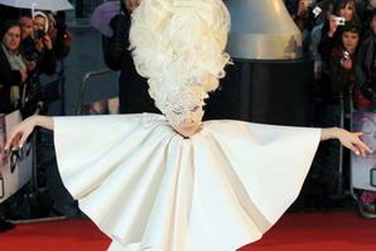 Lady Gaga dalam Brit Awards 2010 di London, 16 Februari 2010.