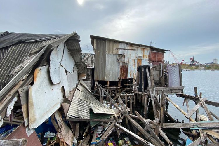 Sejumlah rumah panggung di Kampung Pojok, Muara Baru, Penjaringan, Jakarta Utara sudah hancur karena terjangan ombak, Jumat (27/1/2023). Hunian warga di kampung apung ini hanya dibangun menggunakan bambu dan tripleks seadanya. 