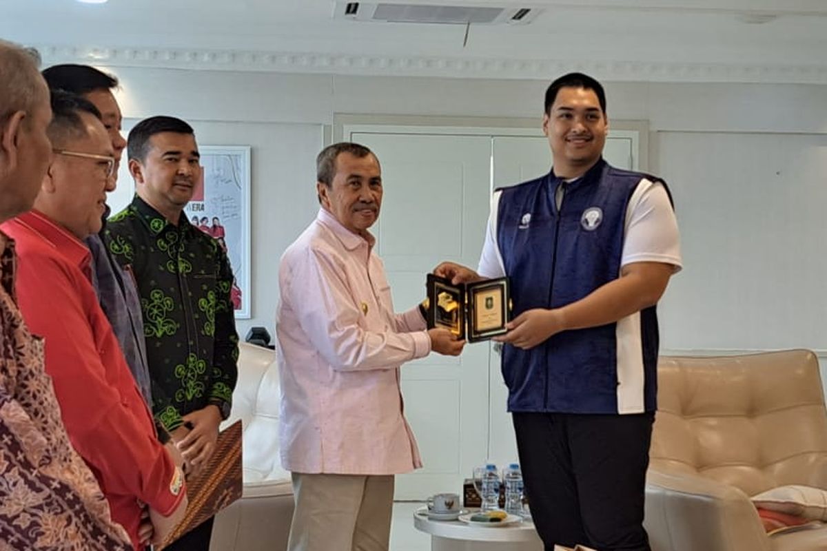 Gubernur Riau Syamsuar bersama rombongan saat mengunjungi Menteri Pemuda dan Olahraga Republik Indonesia (Menpora RI) Dito Ariotedjo di Kantor Kemenpora Senayan, Jakarta, Jumat (18/8/2023).

