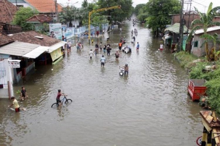 Kendaraan menerobos banjir akibat hujan deras di kawasan jalan raya Gempol, Pasuruan, Jawa Timur, Senin (2/11/2020).