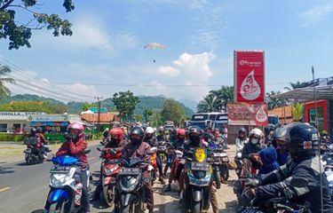 Kendaraan dari arah Bandung ditahan sementara saat pemberlakuan one way dari arah Limbangan ke Bandung untuk mengurai kemacetan di Pasar Limbangan, Senin (09/05/2022)