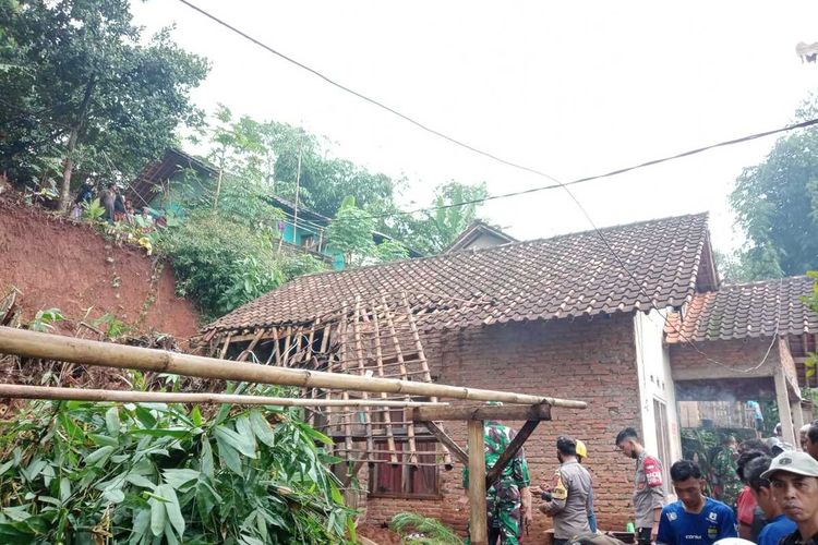 Longsor menimbun Ibu dan anak di Wado, Sumedang, Jabar, Sabtu (22/1/2022) siang. DOK. BPBD Sumedang/KOMPAS.com