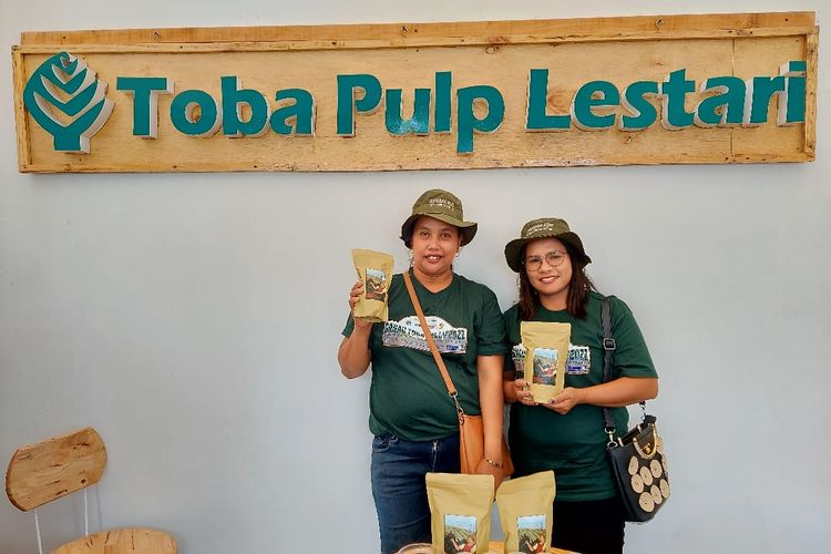 Dua petani kopi binaan PT Toba Pulp Lestari Tbk