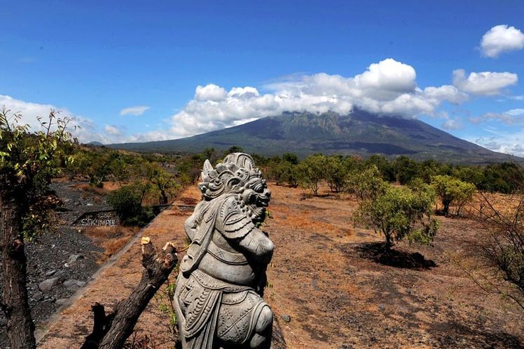 Kawasan ini dulunya merupakan jalur aliran lahar dari Gunung Agung, di Kecamatan Kubu, Kabupaten Karangasem, Bali, Senin (25/9/2017). Berdasarkan peta dari Pusat Vulkanologi dan Mitigasi Bencana Geologi (PVMBG) kawasan tersebut merupakan salah satu zona berbahaya ketika erupsi Gunung Agung terjadi.