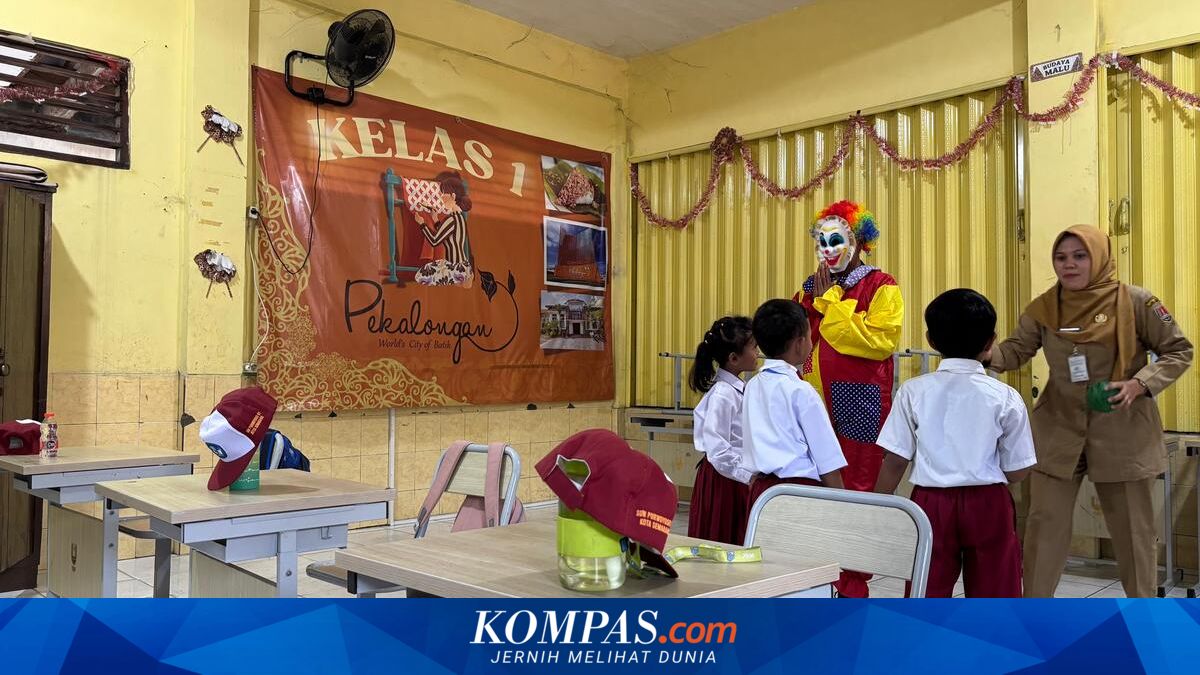 Hanya Dapat 3 Murid Baru, SD di Semarang Bagikan Seragam Gratis dan Hibur Siswa Baru dengan Badut