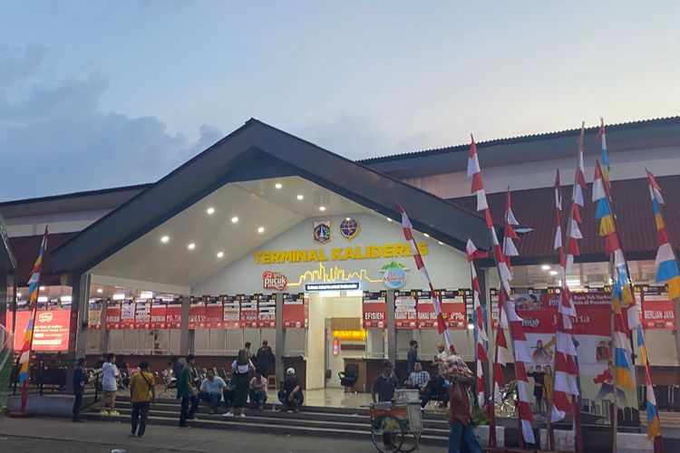 Terminal Kalideres,Jakarta Barat, Sabtu (13/4/2024).