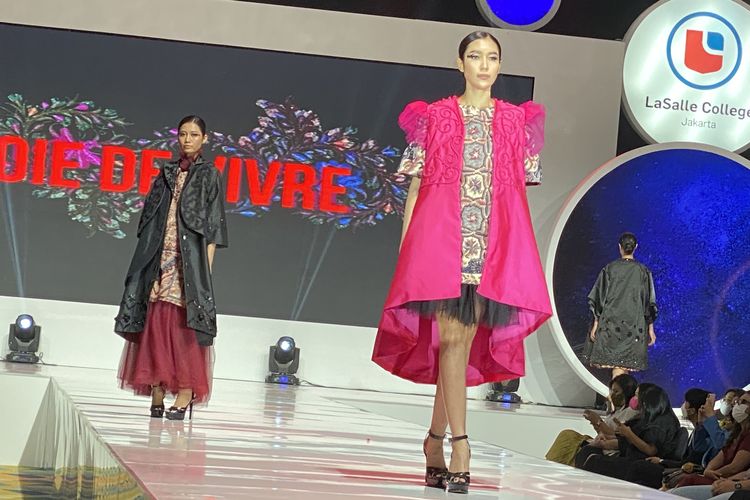 LaSalle College Jakarta menggelar fashion show bertajuk Sphere: An Orb of Immense Creativities di Senayan City Hall, Jakarta pada 19 Agustus 2022.

