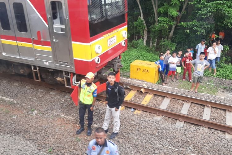 KRL Commuterline tujuan Tanah Abang gangguan dan berhenti di tengah jalan antara Stasiun Rangkasbitung - Stasiun Citeras, Selasa (14/1/2020).