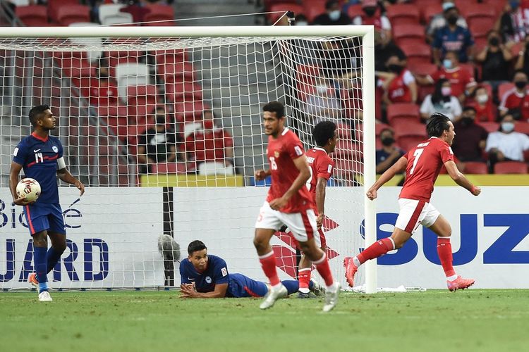 Striker Indonesia Ezra Walian (kanan) mencetak gol pada pertandingan leg kedua semifinal Piala AFF 2020 antara Indonesia vs Singapura di National Stadium di Singapura pada 25 Desember 2021.