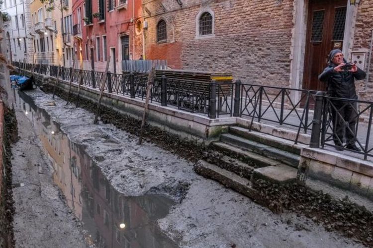 Air yang surut di Kanal Venesia membuat gondola dan taksi air tidak bisa bergerak karena kanal berlumpur dan fondasi bangunan di Kanal Besar jadi tak terlindungi.