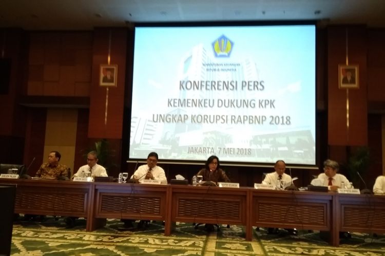 Menteri Keuangan Sri Mulyani Indrawari dan jajaran pejabat eselon I Kementerian Keuangan saat memberikan keterangan pers OTT pejabat Kementerian Keuangan, Senin (7/5/2018).