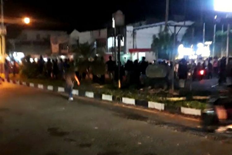 Capture video viral warga dan pedagang tolak PSBB di Kota Dumai, Riau, Senin (18/5/2020) malam.