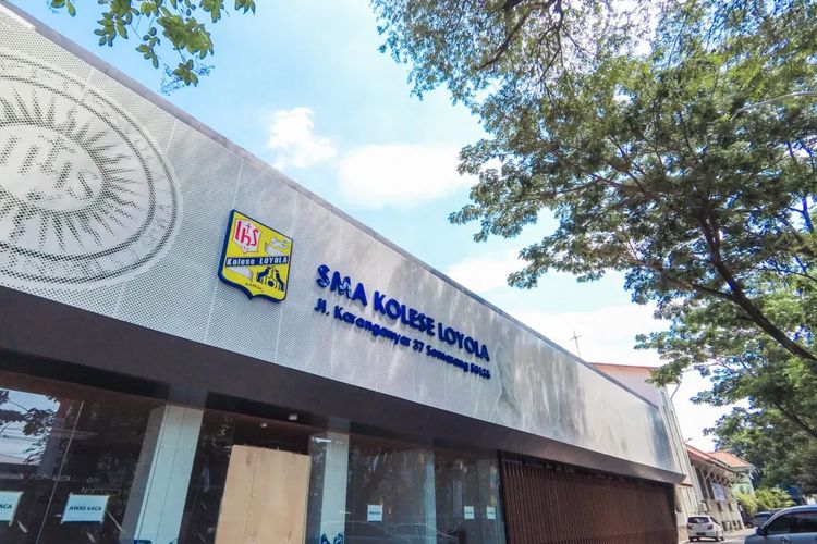 SMA Kolese Loyola berhasil menjadi peringkat pertama SMA terbaik Semarang tahun 2022 versi LTMPT.