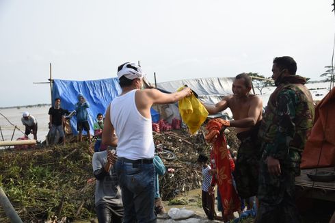 Terjebak Arus Deras, Korban Banjir di Kabupaten Bekasi Buat Tenda Darurat di Tanggul