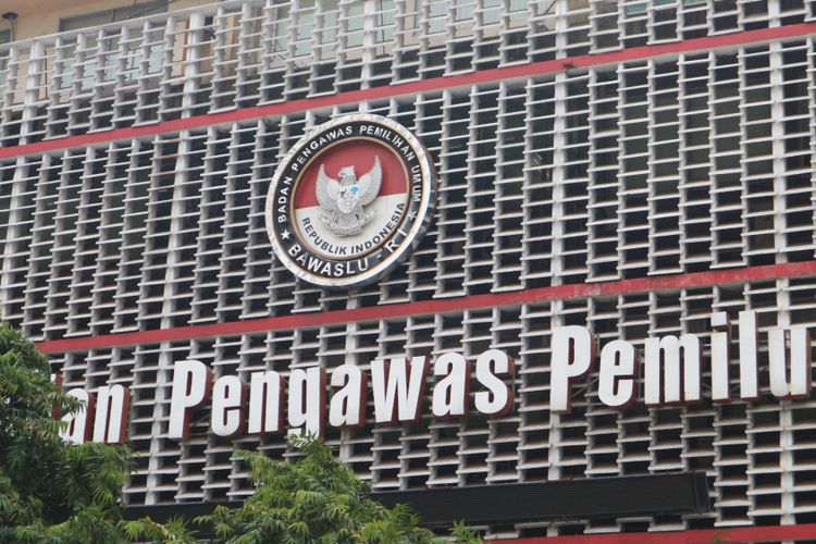 Logo gedung Badan Pengawas Pemilu (Bawaslu) RI, di Jalan MH Thamrin, Jakarta Pusat, Rabu (1/11/2017).