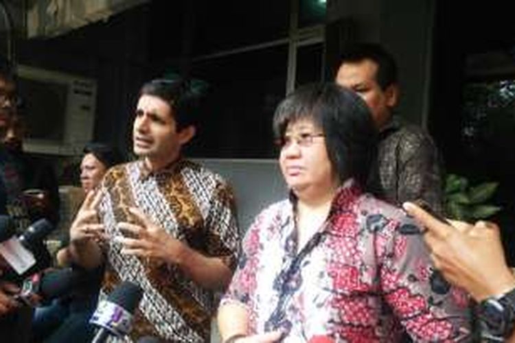 Bos Falcon Pictures HB Naveen dan pengacara Lydia Wongso usai membuat laporan di Mapolda Metro Jaya, Jakarta Selatan, Sabtu (10/9/2016).