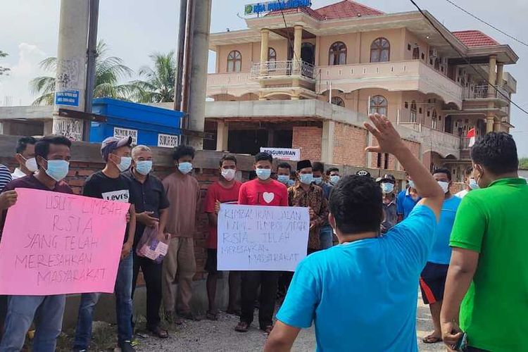 Puluhan warga mengeluhkan bangunan tembok rumah sakit ibu dan anak yang memakan badan jalan dan bau limbah di permukiman di Desa Tanjung Berulak, Kecamatan Kampar, Kabupaten Kampar, Riau, Minggu (26/9/2021).