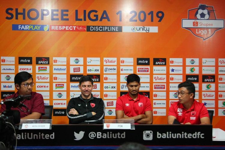 Pelatih PSM Makassar Darije Kalezic (hitam) saat menghadiri konferensi pers jelang lawan Bali United, Rabu (31/7/2019).