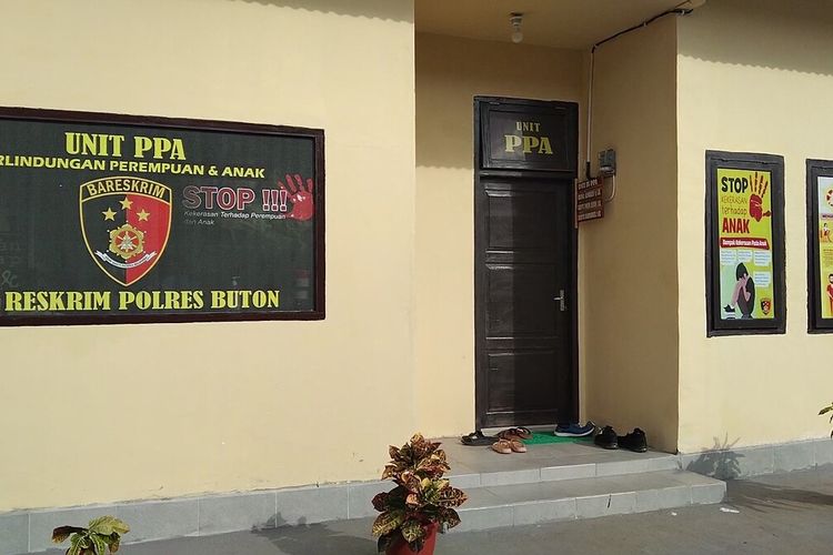 Keluarga dari seorang siswa SDN 50 Buton, Sulawesi Tenggara, akhirnya membuat laporan ke Polres Buton terkait dugaan seorang guru menghukum belasan siswanya dengan memberi makan sampah plastik.