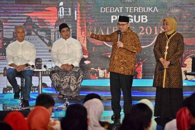 Pasangan calon gubernur dan wakil gubernur nomor urut dua Sudirman Said (kedua kanan)-Ida Fauzia (kanan) dan pasangan nomor urut satu Ganjar Pranowo (kiri)-Taj Yasin (kedua kiri) mengikuti Debat Terbuka Pilkada Jawa Tengah di Ballroom Hotel Patra, Semarang, Jawa Tengah, Jumat (20/4). Debat tersebut mengangkat tema peningkatan kesejahteraan masyarakat, memajukan daerah, meningkatkan pelayanan kepada masyarakat, penyelesaian persoalan daerah, menyerasikan pelaksanaan pembangunan daerah kabupaten/kota, serta memperkokoh NKRI dan kebangsaan. 