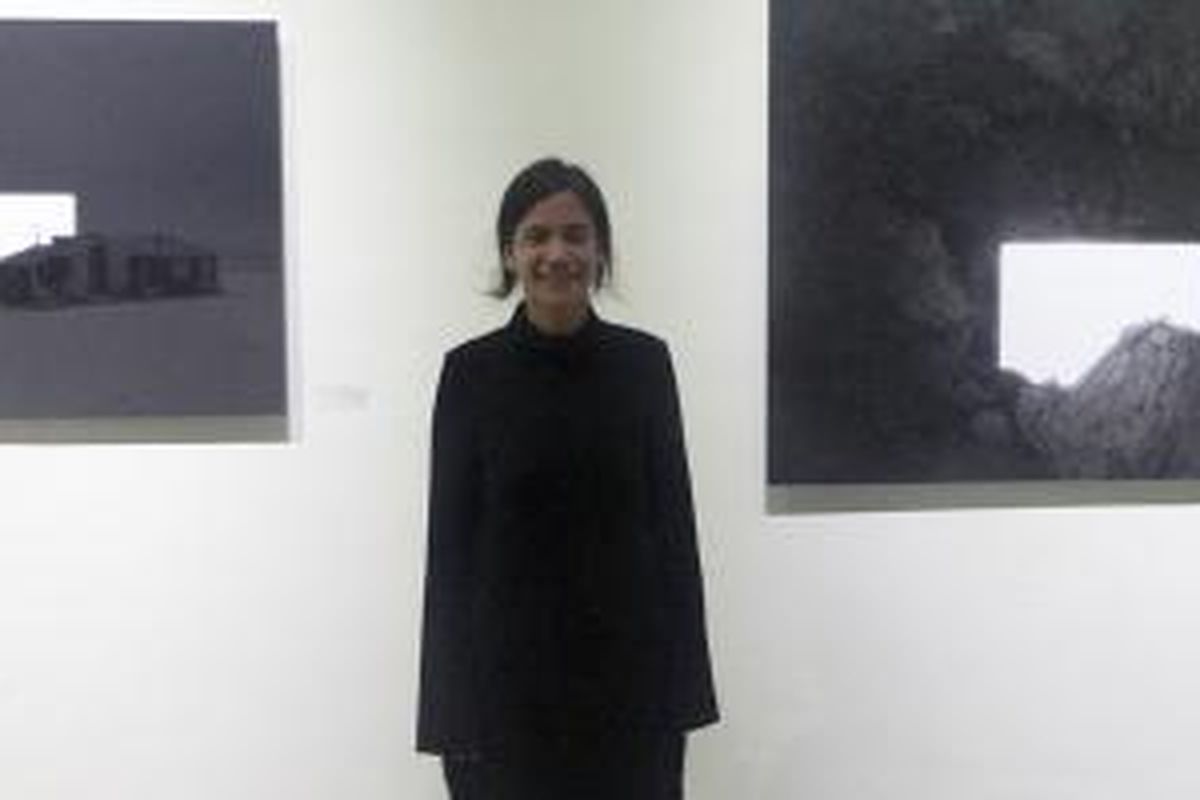 Seniman wanita muda Indonesia, Kinez Riza dalam pembukaan pameran Selubung Hening karyanya di Salian Art Gallery, Bandung, Jumat (4/9/2015).