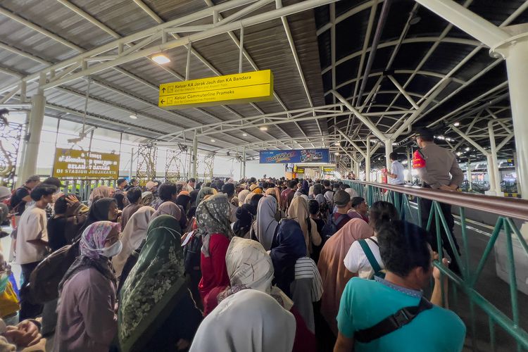 Penumpang yang Akan Naik KRL di Stasiun Tugu Yogyakarta, Kamis (25/12/2025).