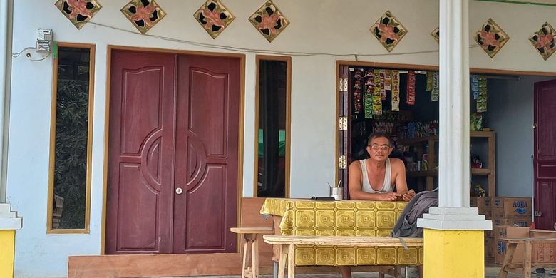 Asin Sudarto saat ditemui Kompas.com di kediamannya Desa Bumi Harapan Kecamatan Sepaku, Kabupaten Penajam Paser Utara (PPU), Kalimantan Timur (Kaltim) belum lama ini. Rumah Asin belum masuk daftar pembebasan lahan KIPP IKN. 
