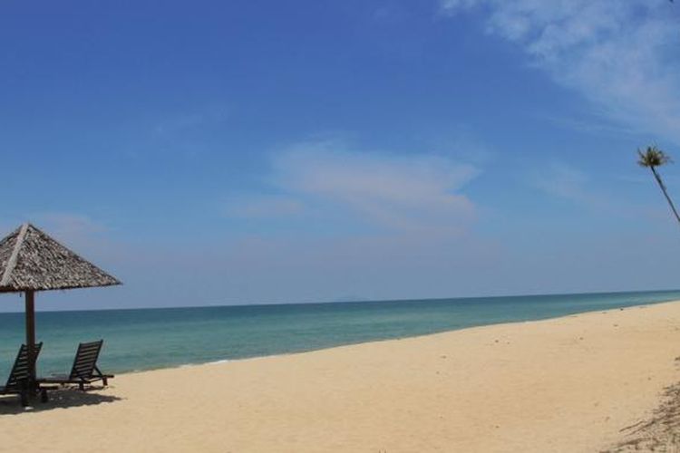 Pemandangan Laut Cina Selatan yang berada di depan Terrapuri Heritage Village, di Kampung Mangkuk, Penarik, Setiu, Terengganu, Malaysia. 