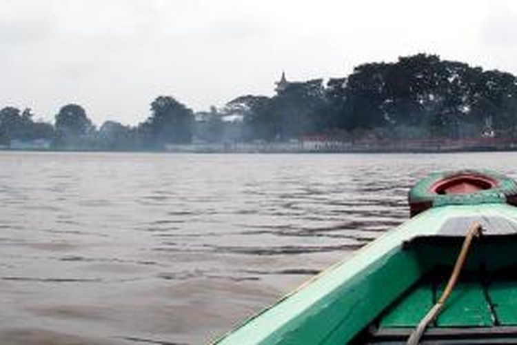 Kompleks Kelenteng dan Pagoda Hok Cing Bio di Pulau Kemaro, Palembang, Sumatera Selatan, Jumat (24/1/2014), dilihat dari Sungai Musi. Pulau di tengah Sungai Musi ini menjadi tujuan ratusan ribu orang dari sejumlah daerah setiap perayaan Cap Go Meh atau bulan purnama pertama setelah Imlek.