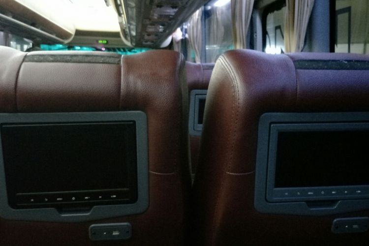 TV LED 8 inci di bus Putra Mulya untuk menonton film dan dengar musik bagi penumpang rute Jakarta - Semarang - Solo