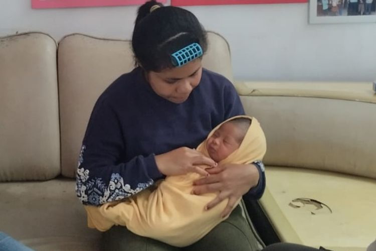 Perawat Klinik Ptrama BKIA saat Mengendong Bayi Berjenis Kelamin Laki-laki yang Ditinggal oleh Orangtuanya karena Tak Mampu Biaya Persalinan