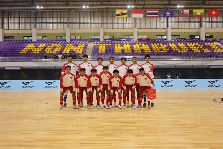 Timnas futsal U16 Indonesia berpose jelang laga Piala AFF Futsal U16 2025 kontra Myanmar yang berlangsung di Nonthaburi Hall, Nonthaburi, Thailand, pada hari Selasa (23/12/2025).