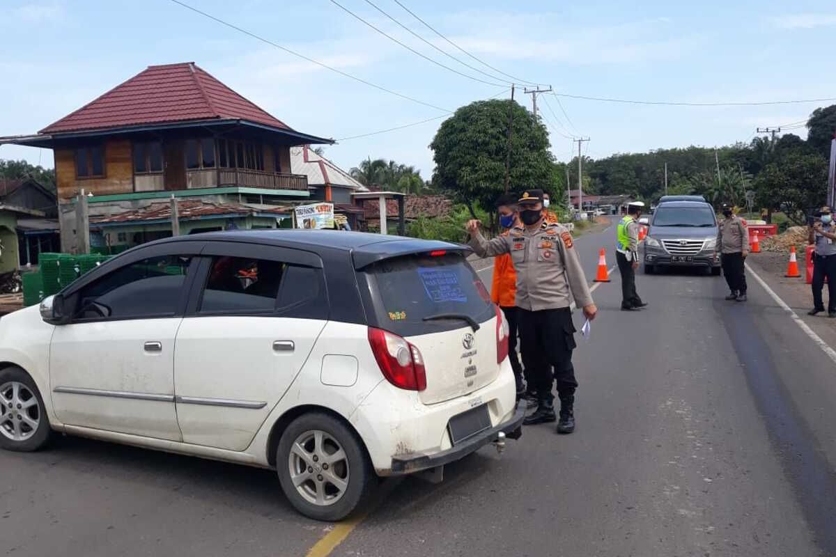 Polisi melakukan penyekatan di wilayah Kabupaten Ogan Ilir dan meminta kepada pengemudi kendaraan putar balik jika tidak bisa menunjukkan syarat yang diminta