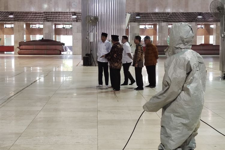 Presiden Joko Widodo meninjau proses  sterilisasi Masjid Istiqlal, Jakarta Pusat, Jumat (13/3/2020) pagi. Proses sterilisasi ini dilakukan dalam rangka mencegah penularan virus corona Covid-19. 