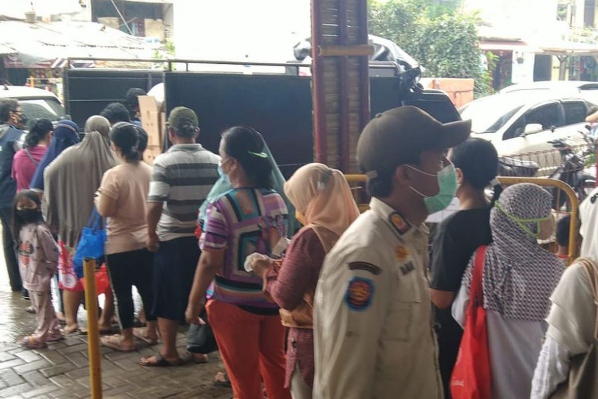 Warga Pademangan Timur sedang mengantre untuk membeli sejumlah bahan pangan dalam Program Pangan Bersubsidi (PPB) yang digelar Kelurahan Pademangan Timur, Jumat (18/2/2022),