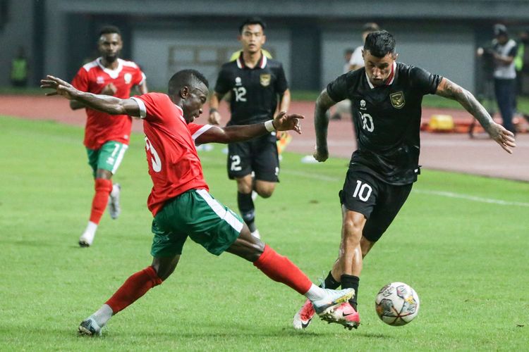 Pemain timnas Indonesia, Stefano Lilipaly berusaha berebut bola dengan pemain timnas Burundi, Harerimana Rashid saat pertandingan FIFA Matchday di Stadion Patriot Candrabhaga, Bekasi, Selasa (28/3/2023). Burundi ditahan imbang dengan skor 2-2.